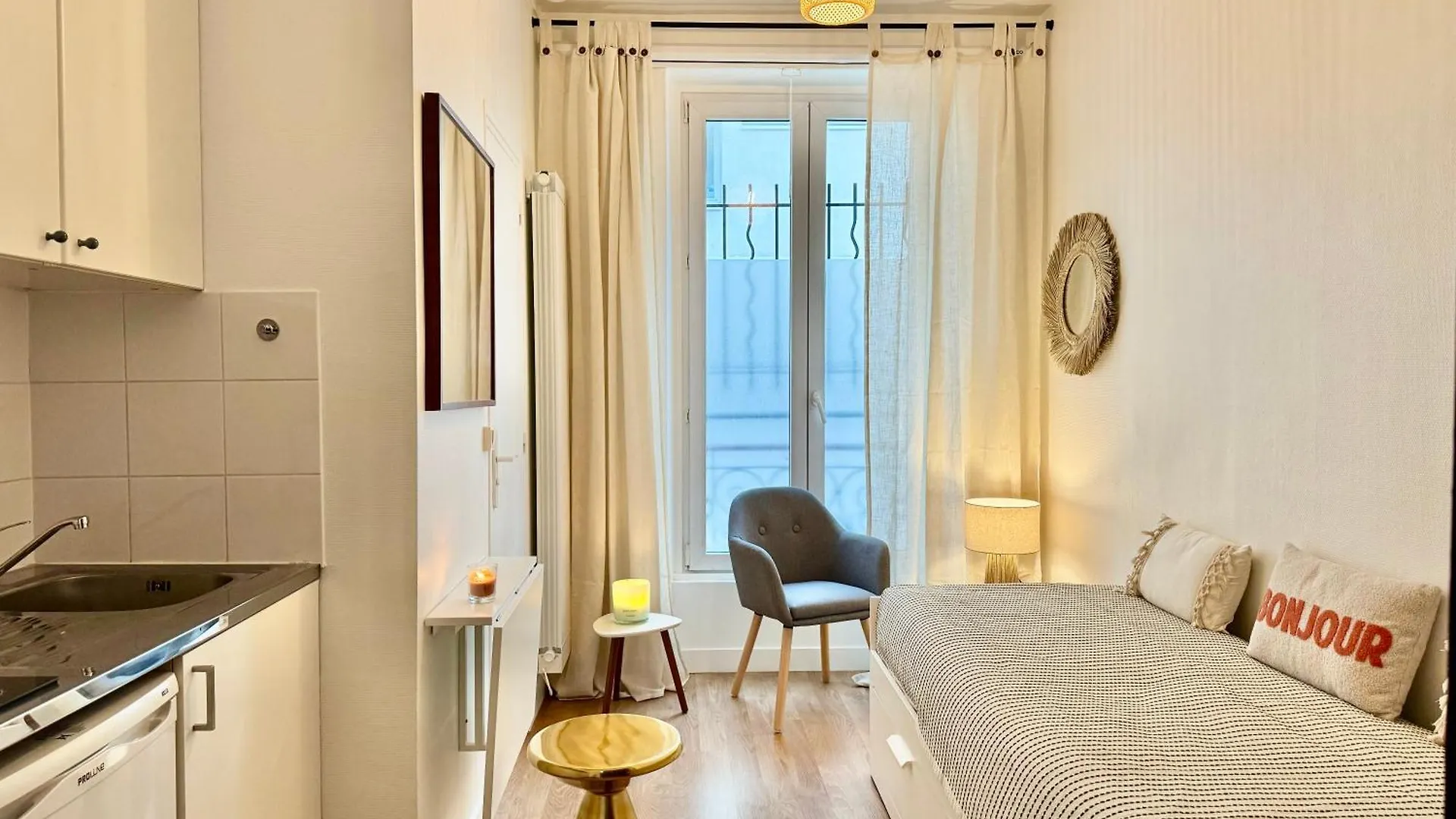 Petit Paris Apartment 0*,